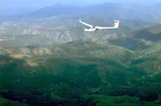 Frankreich von oben: Im Segelflugzeug hoch über den Bergen des Zentralmassivs ein eindrucksvolles Erlebnis