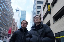 Moritz Henneberg (l.) und Julius Drost (r.) reisen nach New York und sp&auml;ter nach Morgantown, West Virginia, um den Filmdieb Samuel Felinton zu finden. Weiteres Bildmaterial finden Sie unter www.br-foto.de.