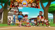 L-R: Zuma, Rocky, Farmer Al, Rubble, Mayor Goodway, Skye, Chase, Ryder, Marshall, Everest, Raimundo (hinter, r.), monkeys