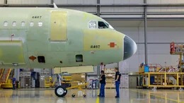 Im Airbus-Werk in Hamburg-Finkenwerder werden verschiedene Flugzeugtypen gefertigt und ausgestattet, darunter der A320, der A350 und der A380.