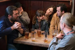 Danny (Daniel Mays) mit Alwyn (Tuppence Middleton) und ihrer Tochter im Pub.