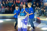 Das blaue Rateteam aus Altötting/Deutschland freut sich: Es konnte eine der kniffligen Fragen von Elton richtig beantworten!