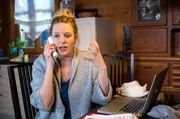 Jessica Ganslmeier telefoniert w&uuml;tend, als Hubert und Girwidz hereinkommen.