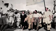 Ein symbolischer Moment für den jungen Staat Israel: Premierminister David Ben Gurion (M.) und seine Frau begleiten am 3. Juli den Abzug der letzten britischen Soldaten aus dem Hafen von Haifa. Ein symbolischer Moment für den jungen Staat Israel: Premierminister David Ben Gurion (M.) und seine Frau begleiten am 3. Juli den Abzug der letzten britischen Soldaten aus dem Hafen von Haifa.