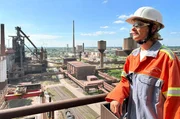 Die Zukunft der Stahlindustrie hängt davon ab, ob die Umstellung auf grünen Stahl gelingt. ARD-Wissen Presenterin Lena Ganschow besucht das Werk.
