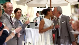 &bdquo;Kuba-Krise&ldquo; mit Happy End: Clemens (Walter Kreyer, re.) feiert Hochzeit mit Esperanza (Isabelle Redfern) und seinen Kindern Peter (Johann von B&uuml;low, li.) und Martina (Annika Kuhl, 2. v. li.).