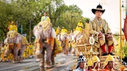 Rama X nutzt traditionelle Rituale wie die Elefantenparade zur Inszenierung seiner Macht. Dabei pr&auml;sentiert er sich als Bewahrer der Kultur und zugleich als Alleinherrscher in einem gespaltenen Land.