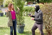 Polizeipsychologin Mina (Yasmina Djaballah) wird von einem maskierten Mann (Michael Che Koch) mit einer Waffe bedroht.