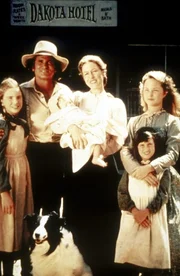 Die glückliche Familie Ingalls (v.l.n.r.): Laura (Melissa Gilbert), Vater Charles (Michael Landon), Baby Grace (Brenda Turnbaugh), Mutter Caroline (Karen Grassle), Mary (Melissa Sue Anderson), Carrie (Lindsay Sidney Greenbush) und Hund Bandit. Die glückliche Familie Ingalls (v.l.n.r.): Laura (Melissa Gilbert), Vater Charles (Michael Landon), Baby Grace (Brenda Turnbaugh), Mutter Caroline (Karen Grassle), Mary (Melissa Sue Anderson), Carrie (Lindsay Sidney Greenbush) und Hund Bandit.