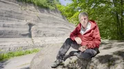 Für den Geologen Colin Devey ist die Wingertsbergwand in der Eifel ein Fenster in die Erdgeschichte; die imposanten Schichten sind Auswürfe eines Vulkanausbruchs.