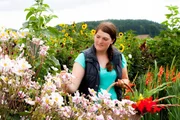 Gastgeberin Johanna Bauer schneidet Blumen für die Dekoration.