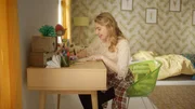Claudine (Audrey Hall) ist begeistert vom Leben in der Gegenwart und schreibt dies Frank in einem Brief. Und sie berichtet ihm alles über Lena, so wie sie es versprochen hatte.