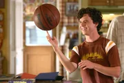 Axl (Charlie McDermott)