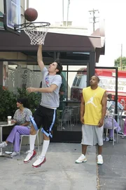 Damit sich J.D. (Zach Braff, l.) wieder besser fühlt und ihm verzeiht, lässt Turk (Donald Faison, r.) ihn beim Basketball-Spiel gewinnen ... Damit sich J.D. (Zach Braff, l.) wieder besser fühlt und ihm verzeiht, lässt Turk (Donald Faison, r.) ihn beim Basketball-Spiel gewinnen ...