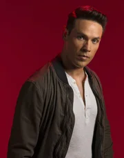 Dan (Kevin Alejandro)