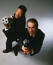 Wer den Planeten Erde verlassen will, muss erst einmal an Agent J (Will Smith, l.) und Agent K (Tommy Lee Jones) vorbei.