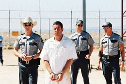 Nachdem er bei einer wilden Jagd durch Los Angeles von der Polizei in volltrunkenem Zustand in der geklauten Nobelkarosse seiner Freundin gestellt wird, landet der ehemalige Footballprofi und Star-Quarterback Paul "Wrecking" Crewe (Adam Sandler, M.) in einem knallharten Knast in der Ein&ouml;de von Texas ...
