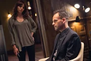 Ermitteln in einem neuen Fall: Holmes (Jonny Lee Miller, r.) und Kitty (Ophelia Lovibond, l.) ...