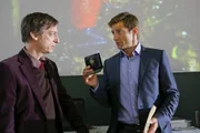Prof. Blum (Christian Wittmann, l.) bestreitet gegenüber Hansen (Igor Jeftic, r.) den Toten gekannt zu haben. Was hat der Uniprofessor zu verbergen? Prof. Blum (Christian Wittmann, l.) bestreitet gegenüber Hansen (Igor Jeftic, r.) den Toten gekannt zu haben. Was hat der Uniprofessor zu verbergen?
