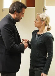 Besuch auf der Damentoilette: Dr. Gregory House (Hugh Laurie), Maria Palko (Samantha Mathis).
