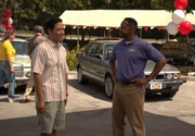 Louis Huang (Randall Park, l.); Calvin (Jaleel White, r.)
