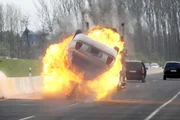 Dem Chaos bei der Verfolgungsjagd f&auml;llt auch ein beschlagnahmter Luxuswagen zum Opfer...