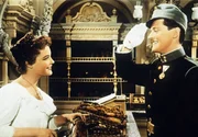 Der fesche Soldat Wilhelm (Siegfried Breuer) macht der B&auml;ckerin Stanzi (Romy Schneider) seine Aufwartung.