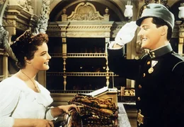Der fesche Soldat Wilhelm (Siegfried Breuer) macht der B&auml;ckerin Stanzi (Romy Schneider) seine Aufwartung.