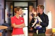 Der Hygienebeauftragte Erik Kolbeck (Eric Bouwer, r.) &uuml;berwindet sich und k&uuml;mmert sich um die Unterbringung von Hund Polly. Oberschwester Alexandra Lundqvist (Friederike Linke, l.) hat ihn darum gebeten.