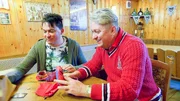 Federleichtes Barfuß-Feeling vereint mit dem Schutz von handelsüblichen Schuhen!? Hubert (r.) und Matthias nehmen das Produkt unter die Lupe.
