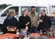 Angelika (li.), ihre Freundin Conny (2.v.li.) und Hendrik (re.) sind mit Trödelprofi Mauro Corradino auf dem FlohmarktAngelika (li.), ihre Freundin Conny (2.v.li.) und Hendrik (re.) sind mit Trödelprofi Mauro Corradino auf dem Flohmarkt Angelika (li.), ihre Freundin Conny (2.v.li.) und Hendrik (re.) sind mit Trödelprofi Mauro Corradino auf dem FlohmarktAngelika (li.), ihre Freundin Conny (2.v.li.) und Hendrik (re.) sind mit Trödelprofi Mauro Corradino auf dem Flohmarkt
