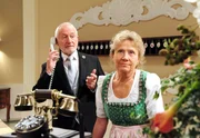 Hildegard (Antje Hagen, r.) ist enttäuscht – Alfons (Sepp Schauer, l.) verrät Marie aus Versehen vom Überraschungsbesuch.