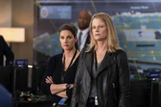 Special Agent Maggie Bell (Missy Peregrym, l.); Special Agent Gwen Carter (Joelle Carter, r.) Special Agent Maggie Bell (Missy Peregrym, l.); Special Agent Gwen Carter (Joelle Carter, r.)