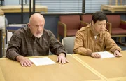 Ob Hickey (Jonathan Banks, l.) bemerkt, dass Chang (Ken Jeong, r.) als Spion für die andere Seite, nämlich Subway, arbeitet? Ob Hickey (Jonathan Banks, l.) bemerkt, dass Chang (Ken Jeong, r.) als Spion für die andere Seite, nämlich Subway, arbeitet?