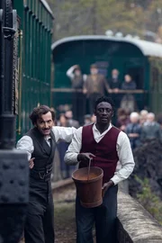 Phileas Fogg (David Tennant) hat errechnet, dass der Zug die zerstörte Brücke überqueren kann. Passepartout soll Sand auf die Schienen streuen, damit die Räder des Zuges nicht durchdrehen.