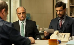 Felix Leiva (Francesc Orella,l.) und Adrian (Mario Casas).