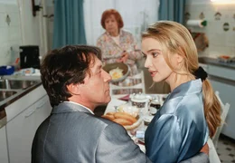 Die Witwe K&auml;the M&uuml;hlmann (Brigitte Mira, Mitte) sorgt sich um ihre Enkeltochter Christine (Julia Biedermann), die von ihrem dubiosen Ehemann Stefan Seyler (Helmut Berger) nach Strich und Faden ausgenutzt wird.