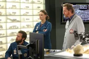 Im vereisten Potomac River wurde eine Leiche gefunden. Hodgins (T.J. Thyne, l.), dessen Gemütslage sich erheblich verbessert hat, berichtet Brennan (Emily Deschanel) und Dr. Oliver Wells (Brian Klugman) von seiner Idee, die Überreste vom Eis zu befreien, um die Identität des Opfers zu ermitteln. Die Verwendung des sendungsbezogenen Materials ist nur mit dem Hinweis und Verlinkung auf TVNOW gestattet.