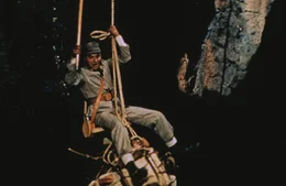Auf seinem Weg zum Mittelpunkt der Erde erwarten den schottischen Geologie-Professor Oliver Lindenbrook (James Mason) viele Gefahren.