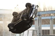 Brandner verliert bei seiner Flucht die Kontrolle &uuml;ber seinen Wagen und wird durch die Luft geschleudert...