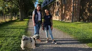 Trainerin Ellen (r.), Linda und Tibet Terrier Leo.