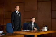 Harvey (Gabriel Macht, l.), der mit Mike (Patrick J. Adams, r.) dessen Verteidigungsstrategie ausgearbeitet hat, muss erkennen, dass Staatsanwältin Gibbs nun auch ihn und die Kanzlei ins Visier nimmt.