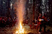 Um ein Feuer herum, das die Unendlichkeit symbolisieren sollte, tanzten Anhänger des Gaialand bei hohen Minus-Temperaturen.