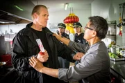 Hauke (Norbert Heisterkamp, l.) ist außer sich: Er ist sich sicher, dass Herr Cheung (Yu Fang, r.) seinen Hund Marla gestohlen hat, um ihn in seinem chinesischen Restaurant zu kochen. Mattes (Matthias Schloo, 2.v.l.) und Melanie (Sanna Englund, 2.v.r.) versuchen, den aufgebrachten Mann zu beruhigen.