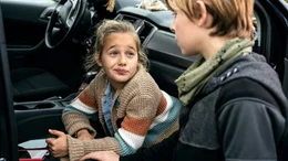 Clari (Charlotte) h&ouml;rt nicht auf ihren Bruder Jonny (Leander) &ndash; und kopiert die Handydaten von Laborassistentin Patrizia.