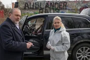 Der Journalist Rüdiger Löss (Felix Everding) wird tot neben einem Flüchtlingsheim aufgefunden. Hauptkommissar Voss (Jan-Gregor Kremp, l.) und Gerichtsmedizinerin Dr. Sommerfeld (Christina Rainer) bemerken die fremdenfeindliche Atmosphäre vor Ort. Der Journalist Rüdiger Löss (Felix Everding) wird tot neben einem Flüchtlingsheim aufgefunden. Hauptkommissar Voss (Jan-Gregor Kremp, l.) und Gerichtsmedizinerin Dr. Sommerfeld (Christina Rainer) bemerken die fremdenfeindliche Atmosphäre vor Ort.