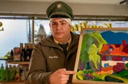 Riedl (Paul Sedlmeir) wurde von Sabine Kaiser beauftragt, das vermeintlich von ihr zerstörte Gemälde reparieren zu lassen. Ist es wirklich eine gute Idee, sich dafür an Yazid zu wenden?