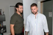 Carlos (Patrick Fernandez, l.) erkennt, dass John (Felix von Jascheroff) die Mutterliebe von Zoe überrascht.