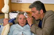 Erschöpft liegt Nikola (Mariele Millowitsch) in Schmidts (Walter Sittler) Armen, der sich liebevoll um sie kümmert