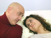 Vater (Leon Boden) und Tochter Kramm (Anja Taschenberg) haben sich ausgesöhnt. Beiden ist bewusst geworden, wie wichtig Ihnen die Familie ist und dass sie sich nun auch eine Aussöhnung mit Marlene wünschen.